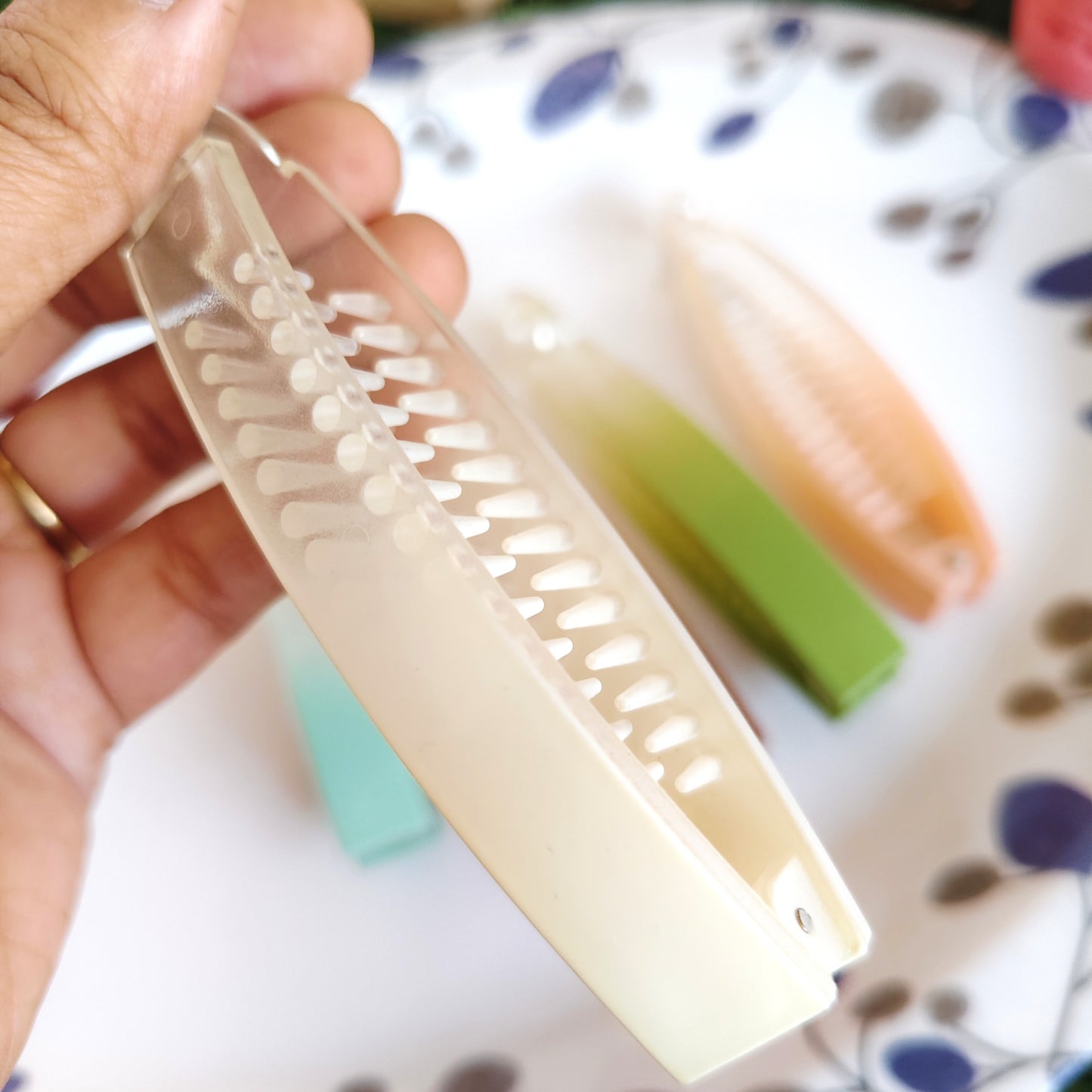 Shaded Lock Banana  Daily Wear Clips