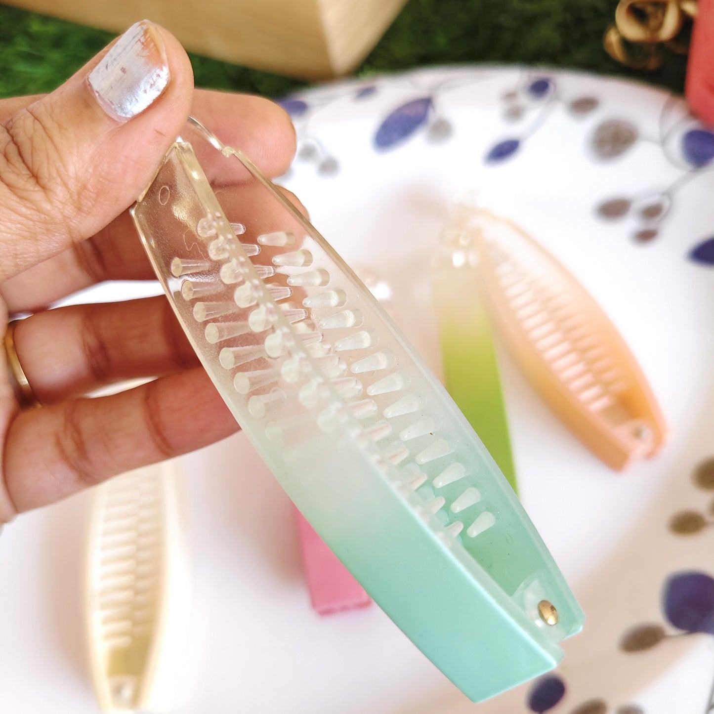 Shaded Lock Banana  Daily Wear Clips
