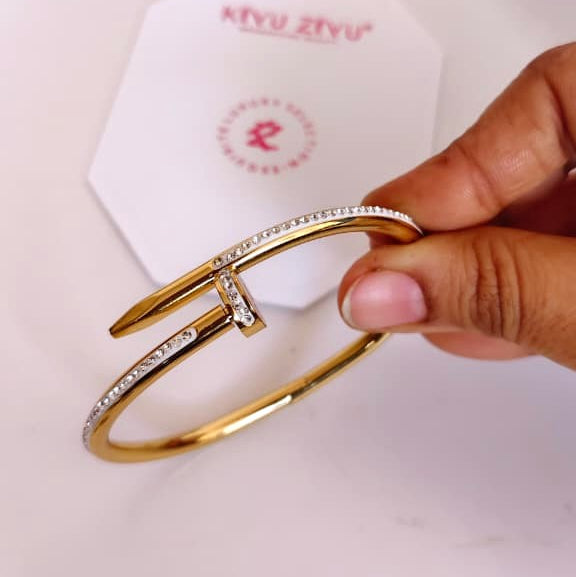 White color Anti tarnish Stone Work Bracelet